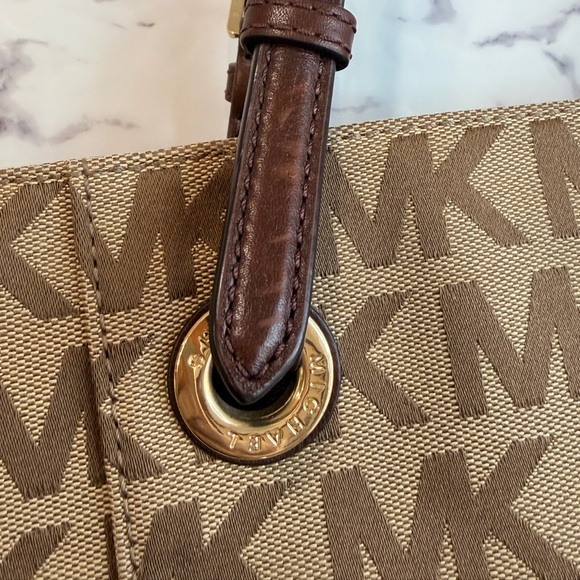 Michael Kors Tan and Brown Jet Set Tote/Shoulder Bag with Gold Hardware - Picture 3 of 10